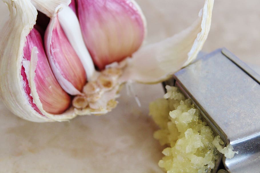 garlic, garlic press, spice, tuber, heads of garlic, healthy, smell, cook, mediterranean, food