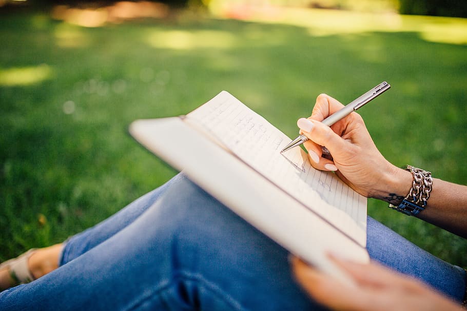 orang, menulis, buku catatan, duduk, hijau, rumput, selektif, fotografi fokus, siang hari, penulis