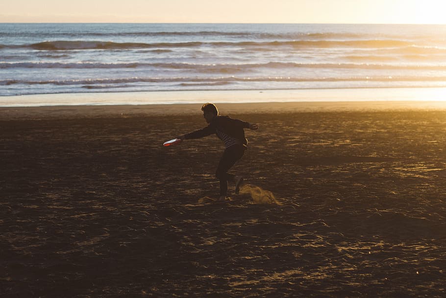 hombre, corriendo, playa, jugando, volador, disco, puesta de sol, mar, océano, agua