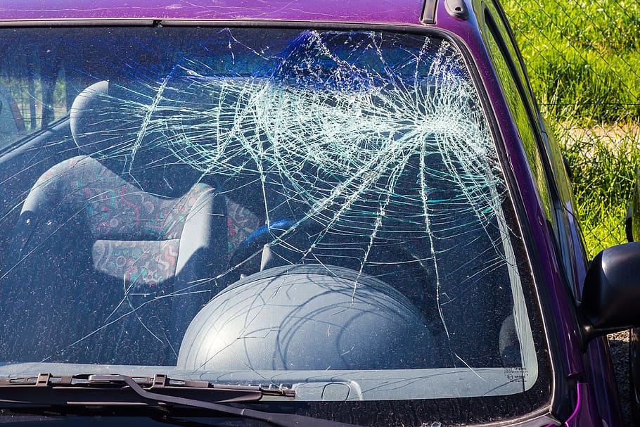 accidente automovilístico, accidente, la cubierta frontal es, ruina, daños, roto, vidrio, disco, arandela del automóvil, disco de ruptura