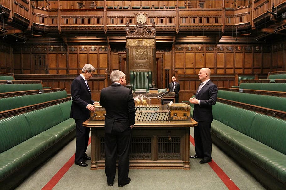 tiga, laki-laki, berdiri, meja, di dalam, ruang konferensi, london, england, britania raya, majelis umum