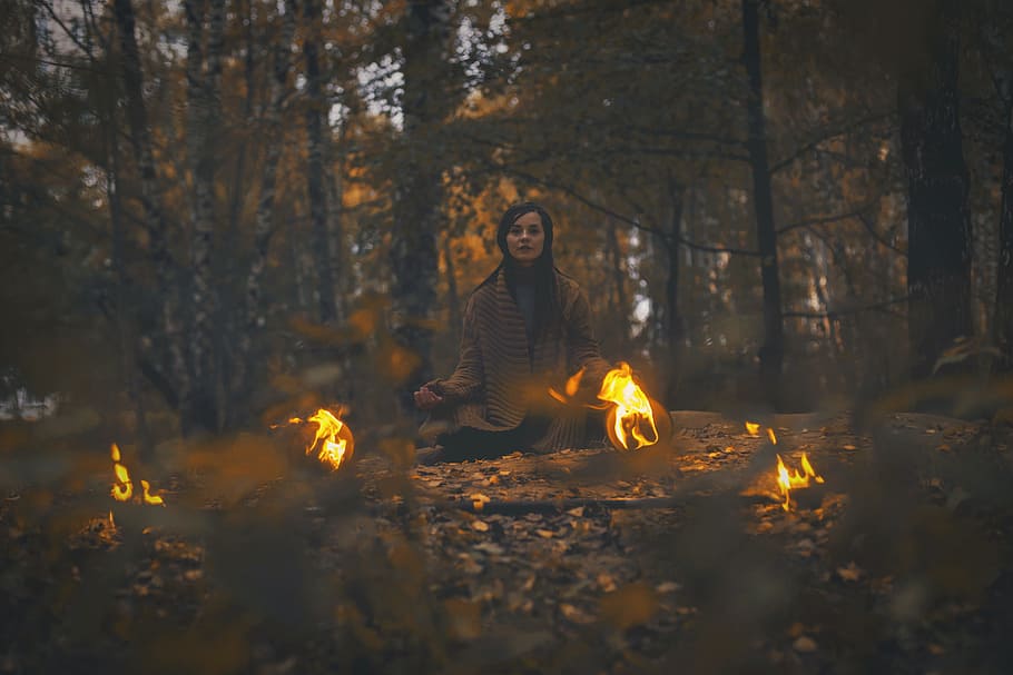 女性, 身に着けている, 茶色, カーディガン, 座って, 森, 囲まれた, 火の玉, 火, 秋