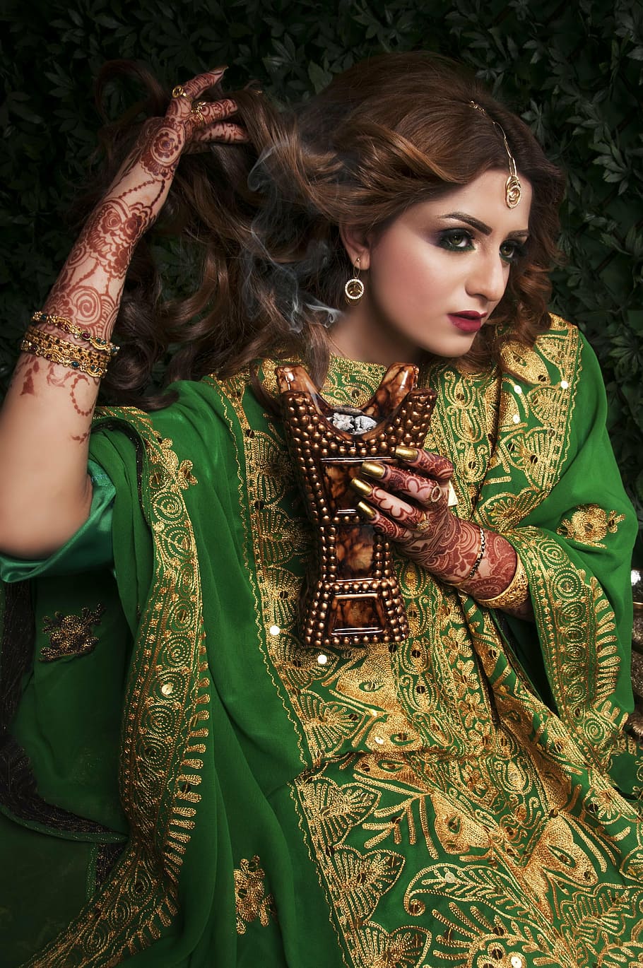 mulher, verde, floral, vestido maxi, desenhos mehndi, hena, noiva, projeto, indiano, tatuagem