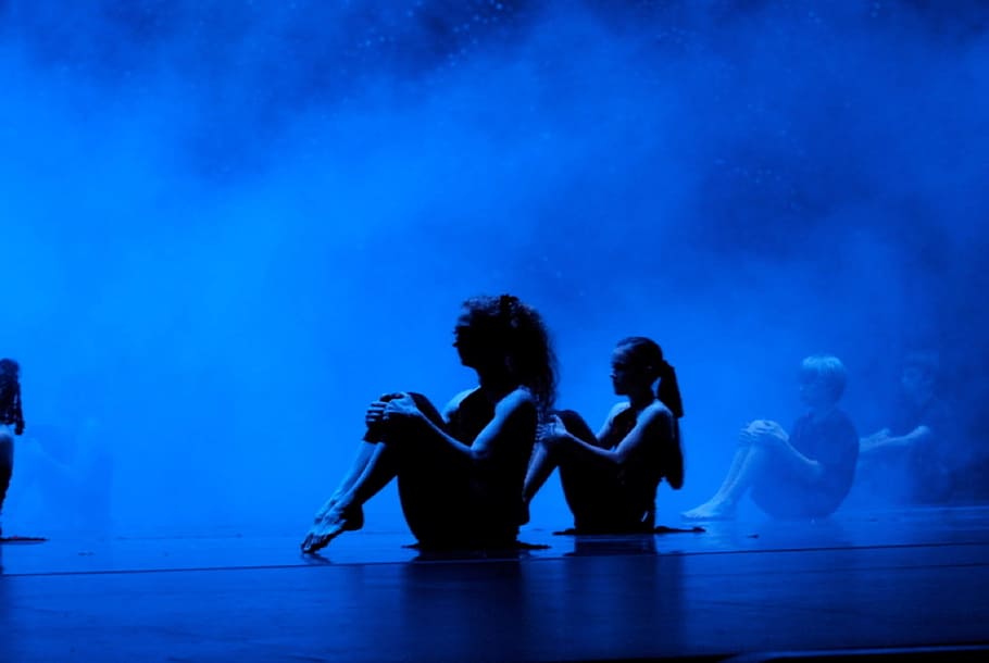 No palco, palco, desempenho, dançarinos, iluminação, nevoeiro, azul, trajes, pessoas, mulheres