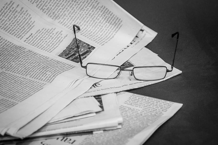 kacamata di koran, koran, baca, informasi, berita, informasikan, laporan, artikel, kacamata, majalah