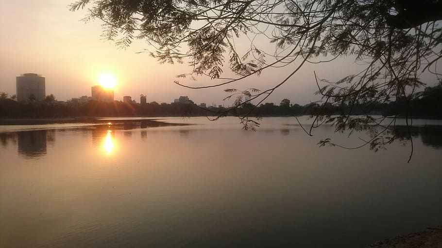 Озеро хана. Отражение солнца в архитектуре фото. Озеро с б 52 фото Ханой.