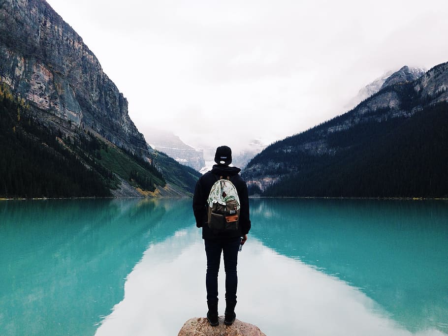 manusia, mengenakan, hitam, hoodie, orang, danau gunung, refleksi, pirus, pemandangan, air