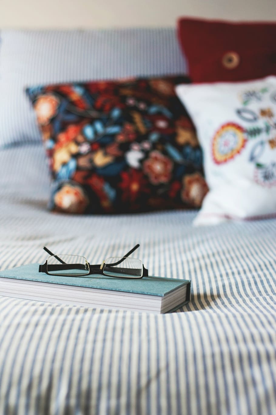 kacamata pada buku, hitam, bingkai, kacamata, biru, keras, terikat, buku, kamar tidur, tempat tidur