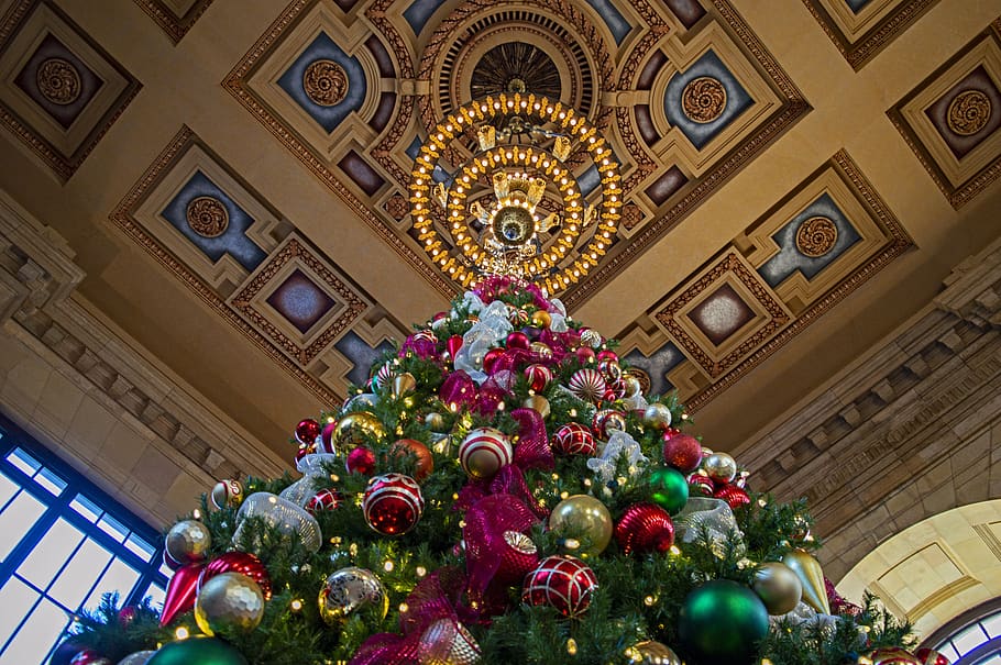 árbol de navidad, árbol de navidad alto, árbol, estación de unión de navidad, estación de unión ciudad de kansas, ciudad de kansas navidad, árbol vertical, árbol colorido, adornos navideños, decoraciones de navidad