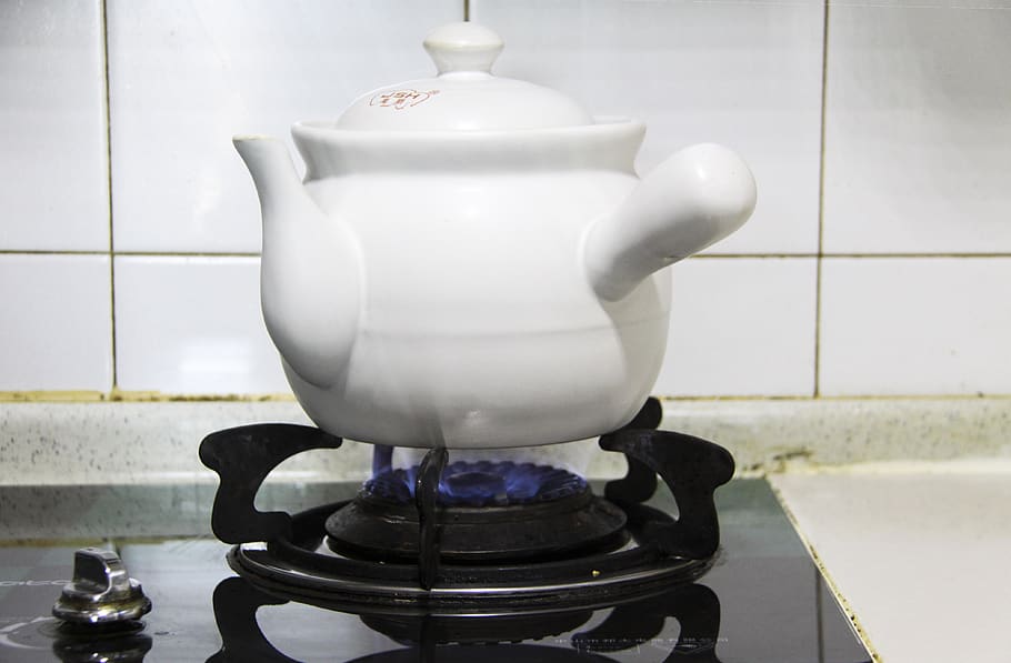 cook traditional chinese medicine, traditional chinese medicine pot, traditional chinese, indoors, close-up, food and drink, drink, home, teapot, tile