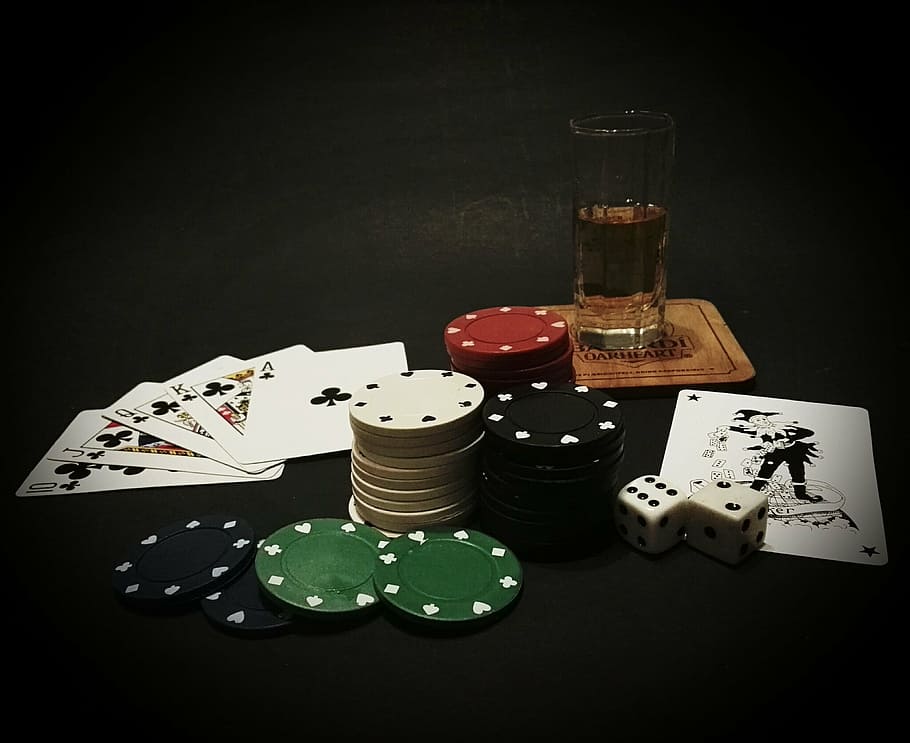 игральные, карты, фишки для покера, половина, заполненный, стакан, стол, покер, карточная игра, казино