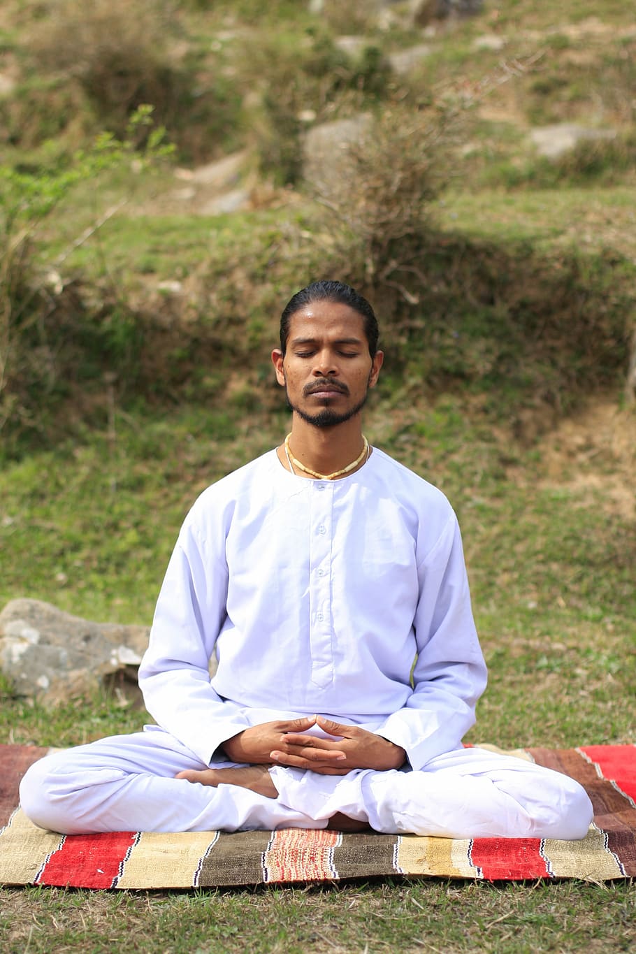 meditando, hombre, campo de hierba, yoga, indio, yogui indio, símbolo, étnico, meditación, mandala