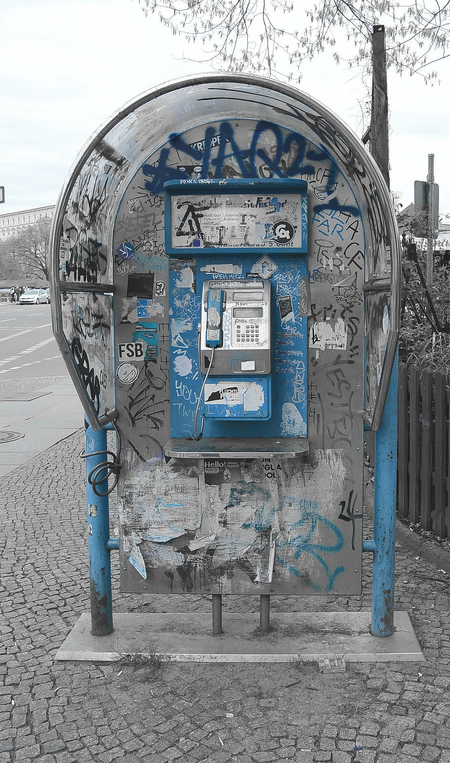 telepon, bilik telepon, coretan, seni jalanan, seni urban, seni, semprot, berlin, kreuzberg, biru