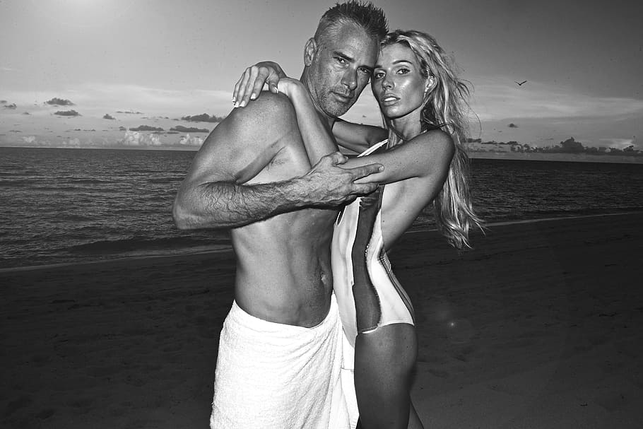 Fotografía en escala de grises, hombre, mujer, de pie, cuerpo, agua, playa, pareja, modelado, abdominales
