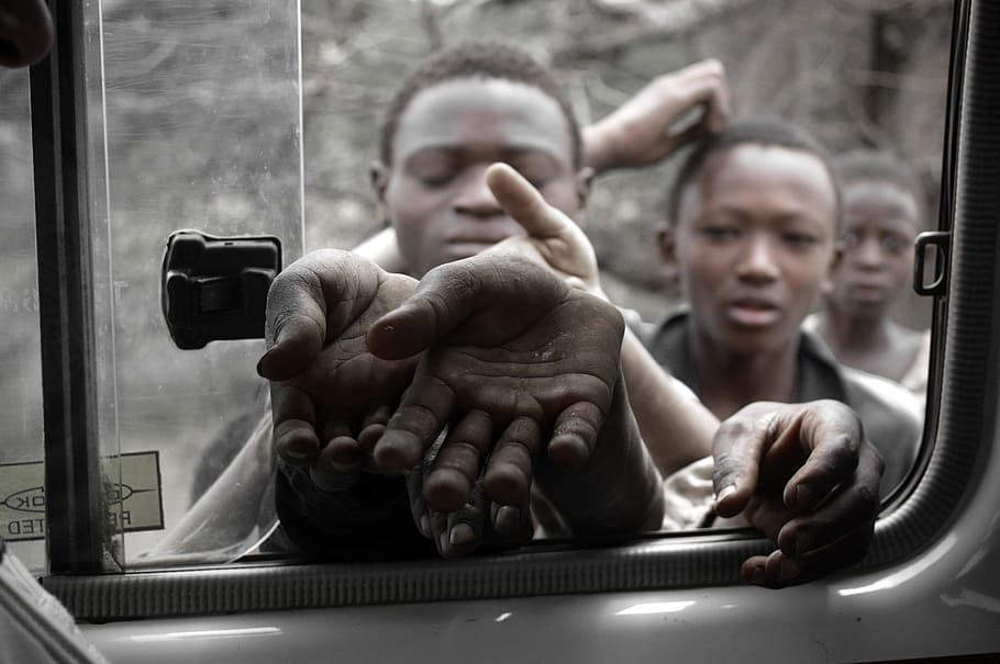 Niños hambrientos esperando, Niños hambrientos, además de la carretera, en algún lugar de Tanzania, estatua, adulto, gente, al aire libre, día, adulto joven