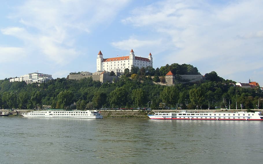 Bratislava, Eslovaquia, castillo, el Danubio, barco, río, colina del castillo, estructura construida, exterior del edificio, arquitectura