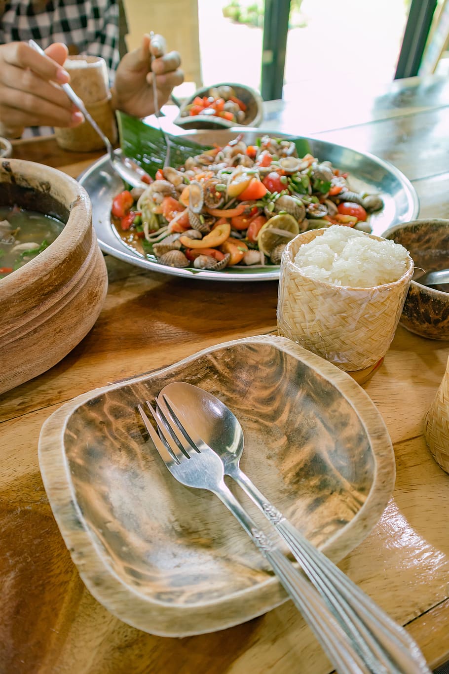 ensalada de papaya, comida de tailandia, comida isaan, mesa de comedor, comer, tailandia, juego de comedor, comida, atmósfera, escritorio de madera