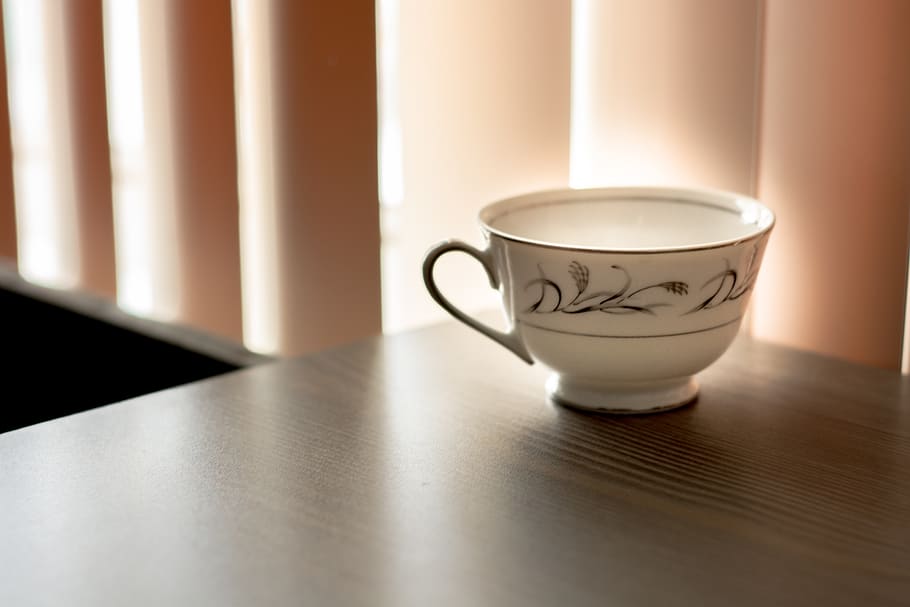 xícara de chá, cerâmica, mesa, sala, cortina, luz, xícara, caneca, bebida, dentro de casa