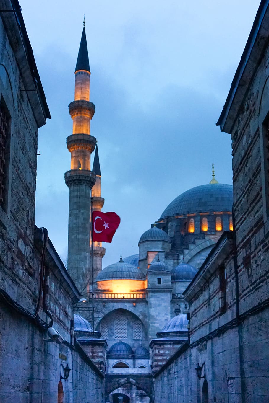 mosque, turkey, minaret, istanbul, islam, night, flag, crescent, architecture, building exterior