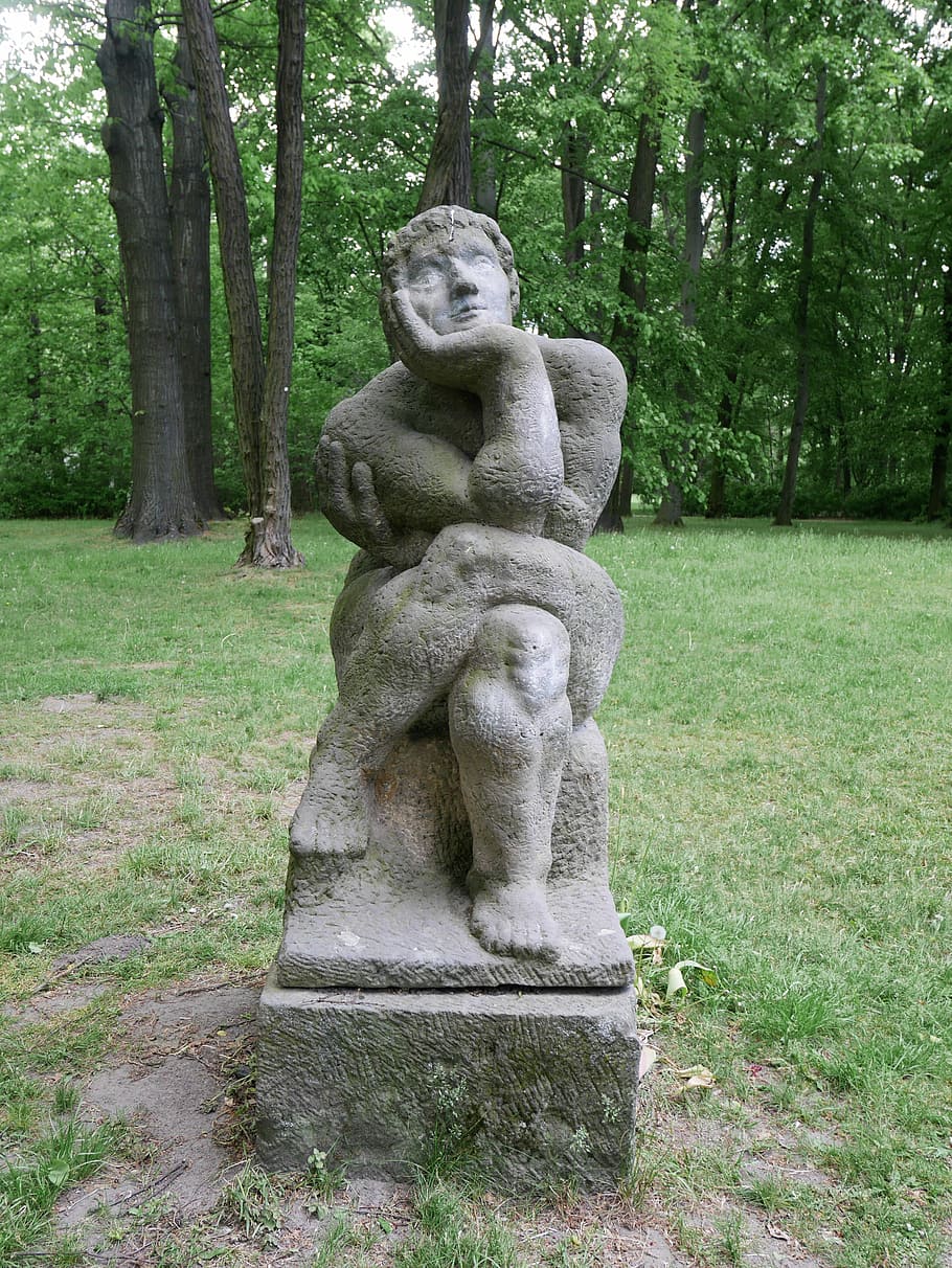 berlim, escultura, biesdorf, schlosspark biesdorf, parque, arte de ddr, pedra de areia, meditando, reflexão, figura de pedra