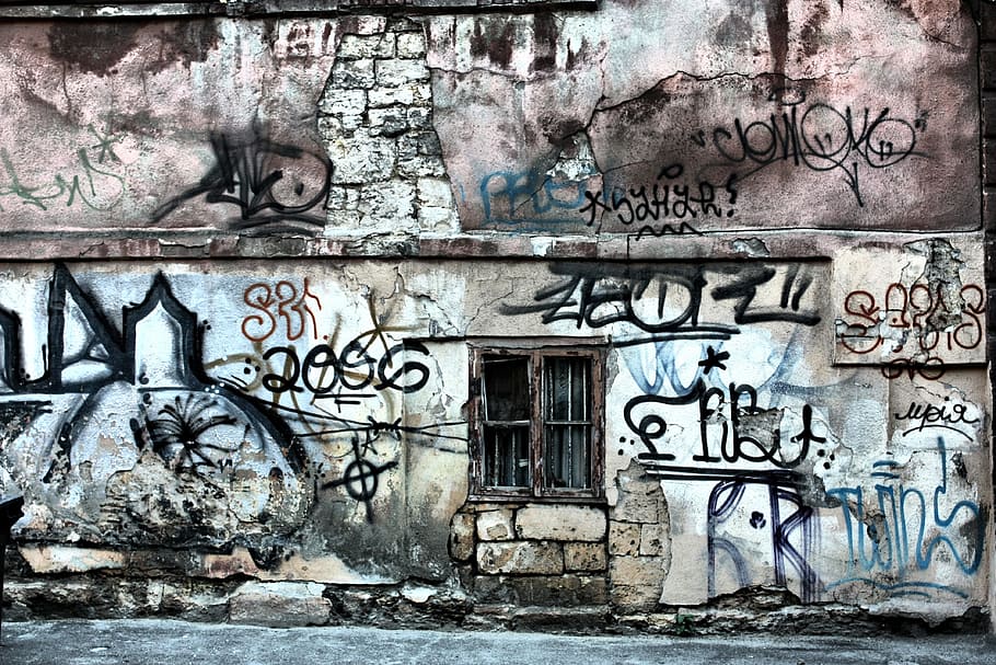 dinding dengan vandalisme, jendela, dinding, kota, grafiti, arsitektur, jalan, struktur bangunan, fitur bangunan dinding, seni dan kerajinan