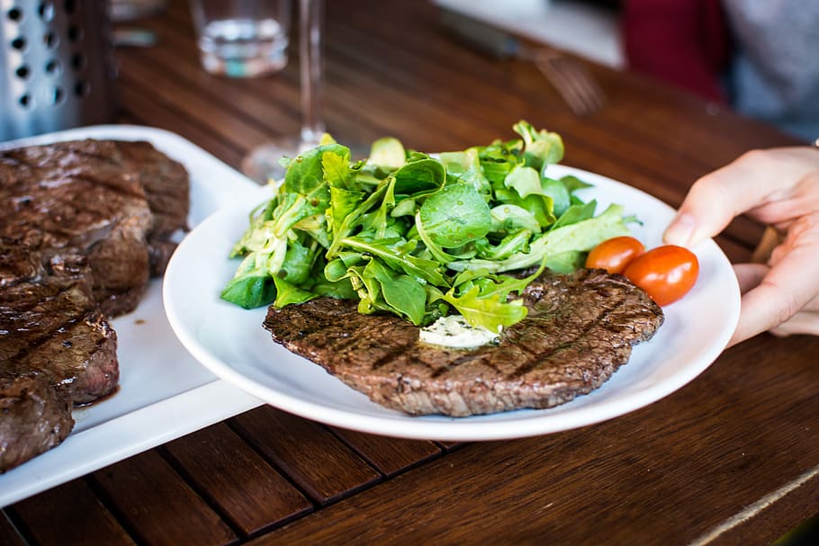 steak daging sapi, hijau, Barbequed, daging sapi, memanggang, tangan, daging, steak, makanan, panggang