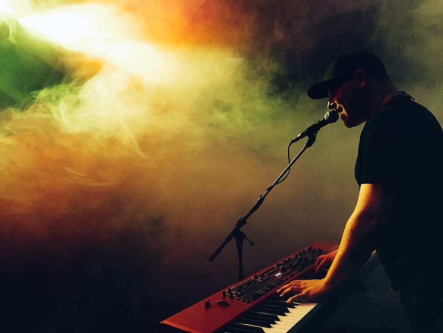 hombre, jugando, teclado, canto, rojo, electrónico, músico, instrumento, micrófono, escenario