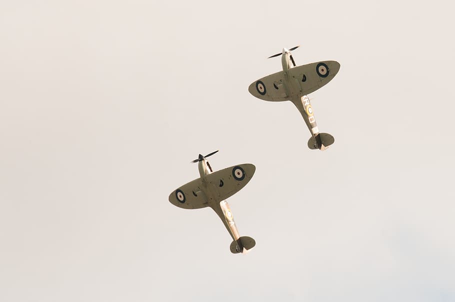 dois, biplanos, realizando, céu, spitfire, dupla spitfire, airshow, exibição aérea, segunda guerra mundial, aeronaves