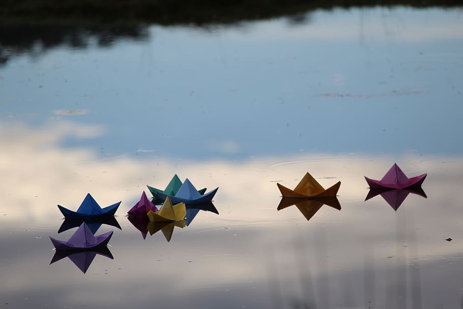 barcos de papel de colores variados, cuerpo, agua, durante el día, papel, barco, color, origami, flotante, reflexión