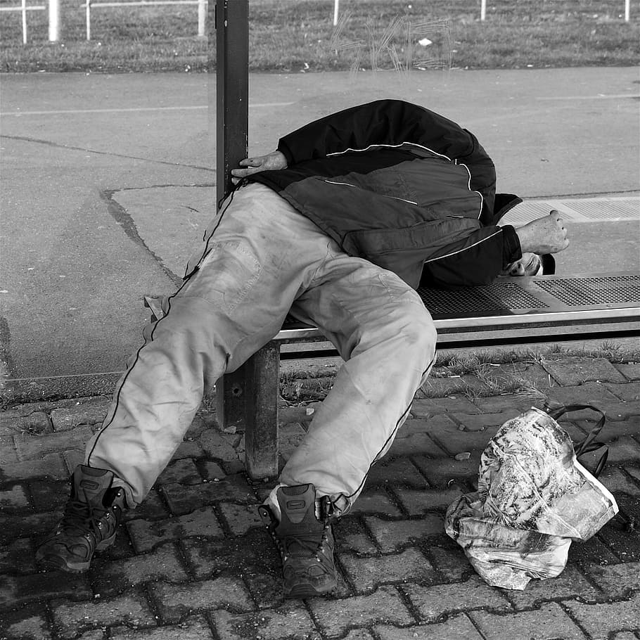fotografia em escala de cinza, homem, deitado, banco, sem teto, dormindo, bêbado, social, pessoas, sociedade