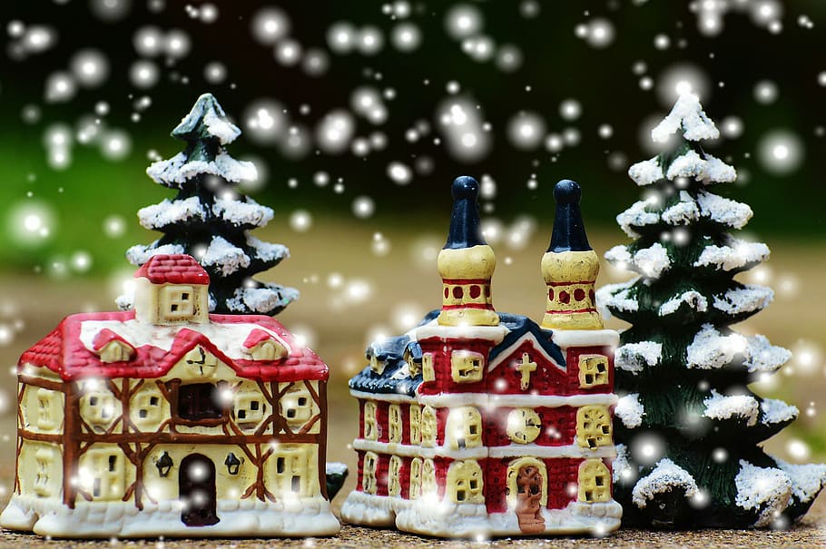 dos, marrón y rojo, cerámica, miniaturas de la casa, al lado, nieve, cubierto, pinos, navidad, pueblo navideño