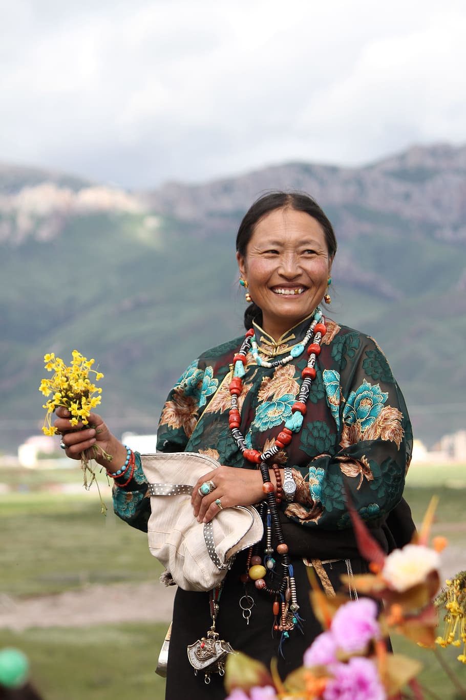 tibet etnis, Karakter, Tibet, Etnis, tangan memegang bunga, ms, hanya wanita, dewasa saja, satu orang, gunung