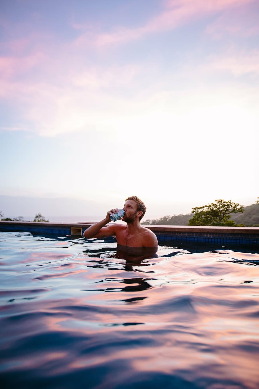 homem tomando banho, piscina, bebendo refrigerante, homem, bebendo, lata, natação, céu, nuvens, pôr do sol