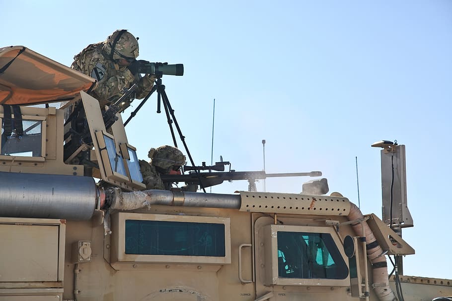 dos, francotiradores, arriba, vehículo, azul, cielo, ejército, patrulla, afganistán, vehículo militar