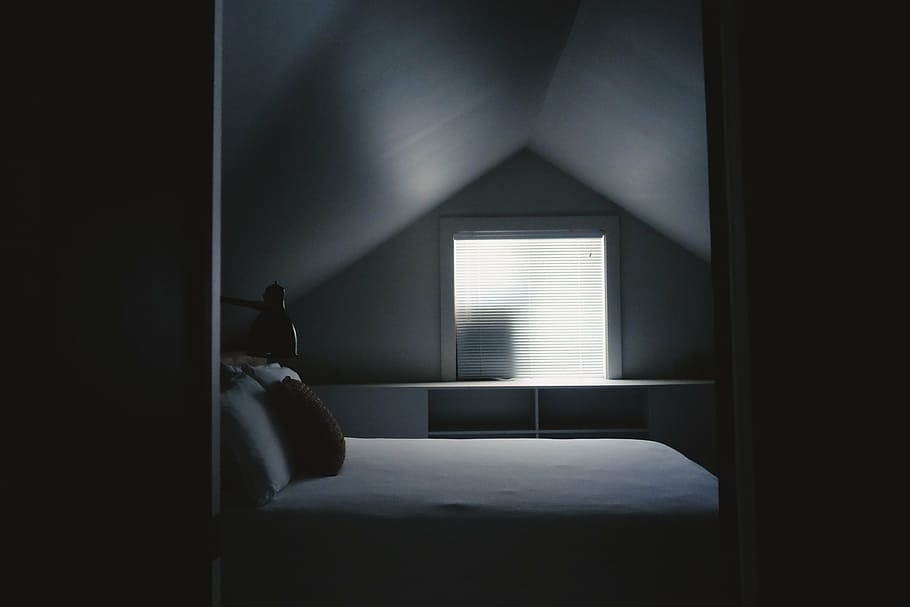 bajo, fotografía con luz, ático, casa, arquitectura, dormitorio, cama, almohada, ventana, puerta