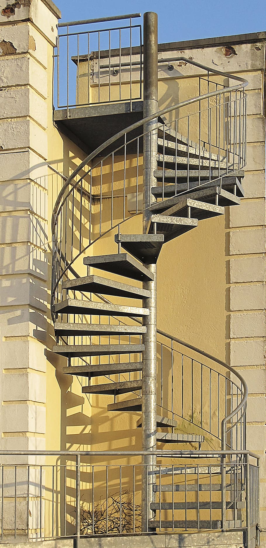 스핀들 계단, 외부 계단, 나선형 계단, 강철 계단, 강철 나선형 계단, 금속 구조, 계단, 난간, 비상 계단, 탈출 계단