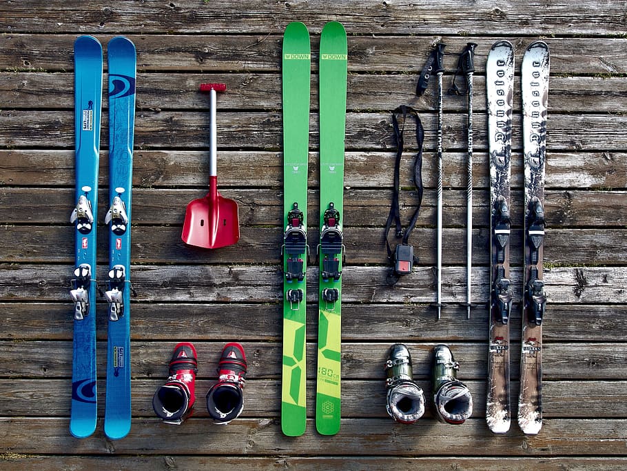 Tres, pares, esquís de nieve, fijaciones, bastones de esquí, esquí, equipo, deporte, invierno, nieve