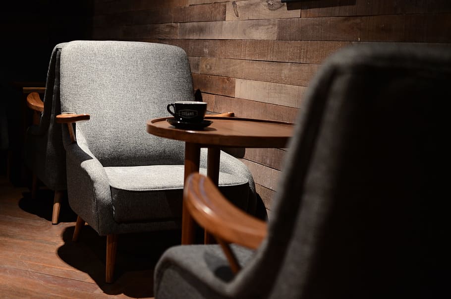 회색 패브릭 안락 의자, 카페, 커피, 테이블, 의자, 실내, 좌석, 목재-자료, 표, 가구
