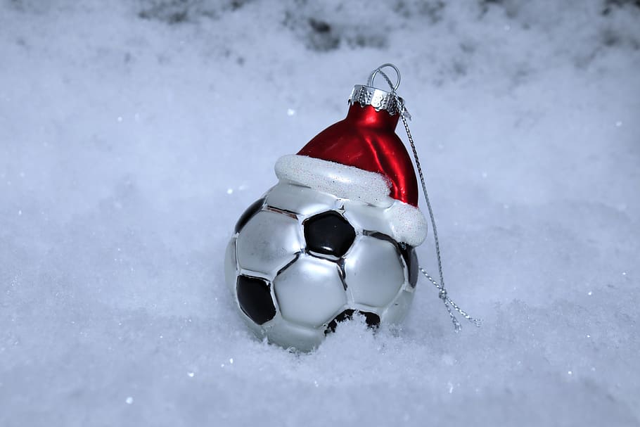 bola natal perhiasan, sepak bola, salju, natal, hiasan natal, deco, dekorasi natal, dekorasi pohon, waktu natal, weihnachtsbaumschmuck