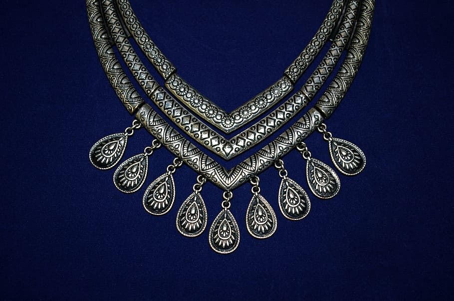 silver-colored 3-, 3-layered, bib necklace, jewellery, fashion jewelry, shiny, decorative, chain, woman, necklace
