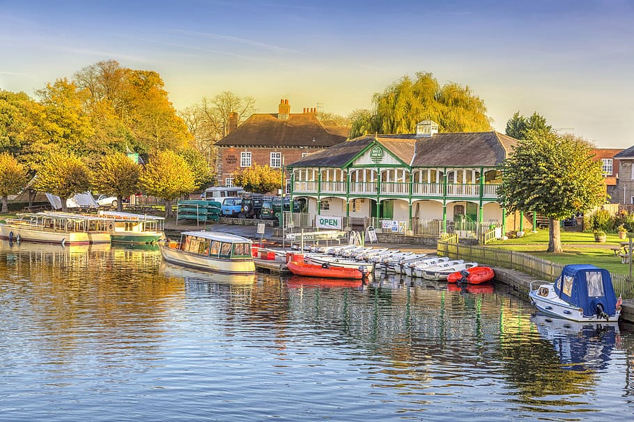 Stratford upon Avon, barcas, barcazas, orilla del río, luz solar, colorido, paisaje, escena, temporada, tranquilo