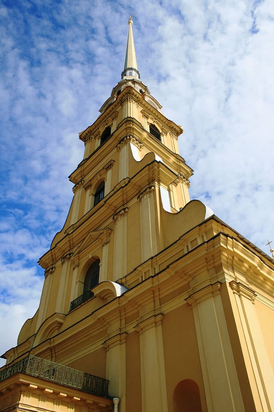 bajo, fotografía de ángulo, iglesia, catedral, arquitectura, edificio ocre amarillo, religión, ortodoxo ruso, torre con aguja, escalonado