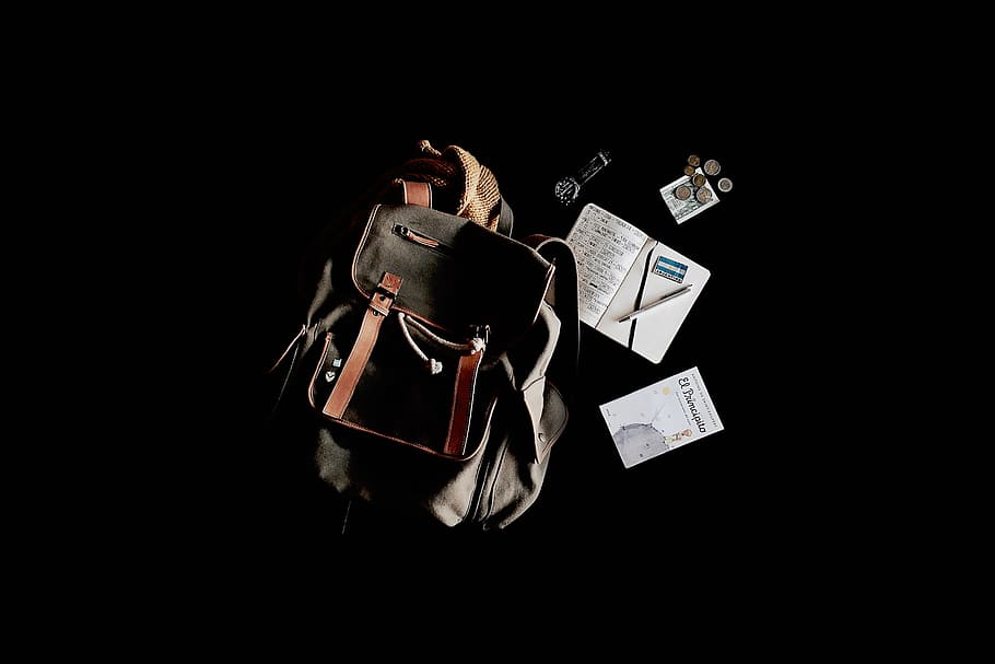 путешествия, сумка, рюкзак, тетрадь, книга, копейки, часы, черный фон, студийный снимок, в помещении нет людей