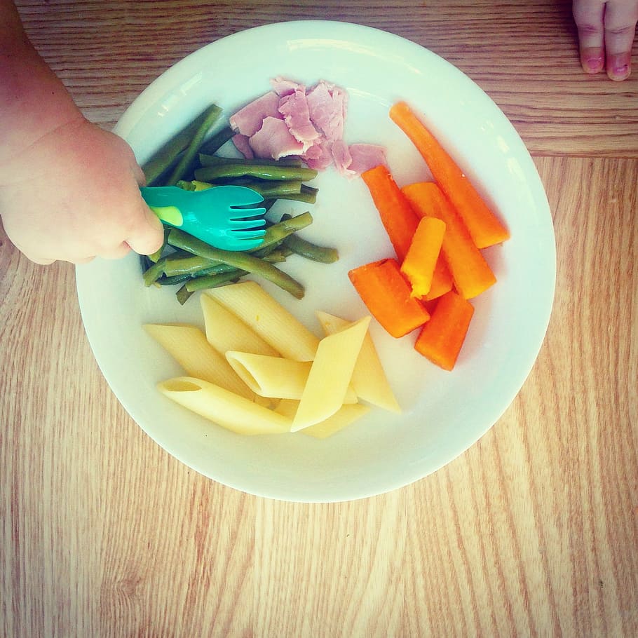 cenouras, branco, cerâmico, prato, refeições, cenoura, macarrão, mão, bebê, feijão verde