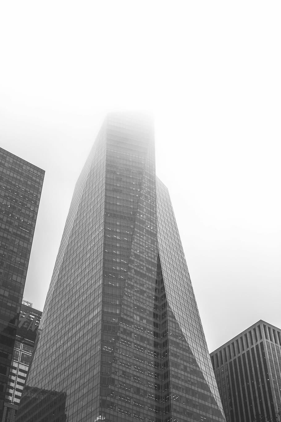 Fotografía de ángulo bajo en escala de grises, rascacielos, edificio, escala de grises, fotografía, concreto, Nueva York, ciudad de Nueva York, edificios, torres