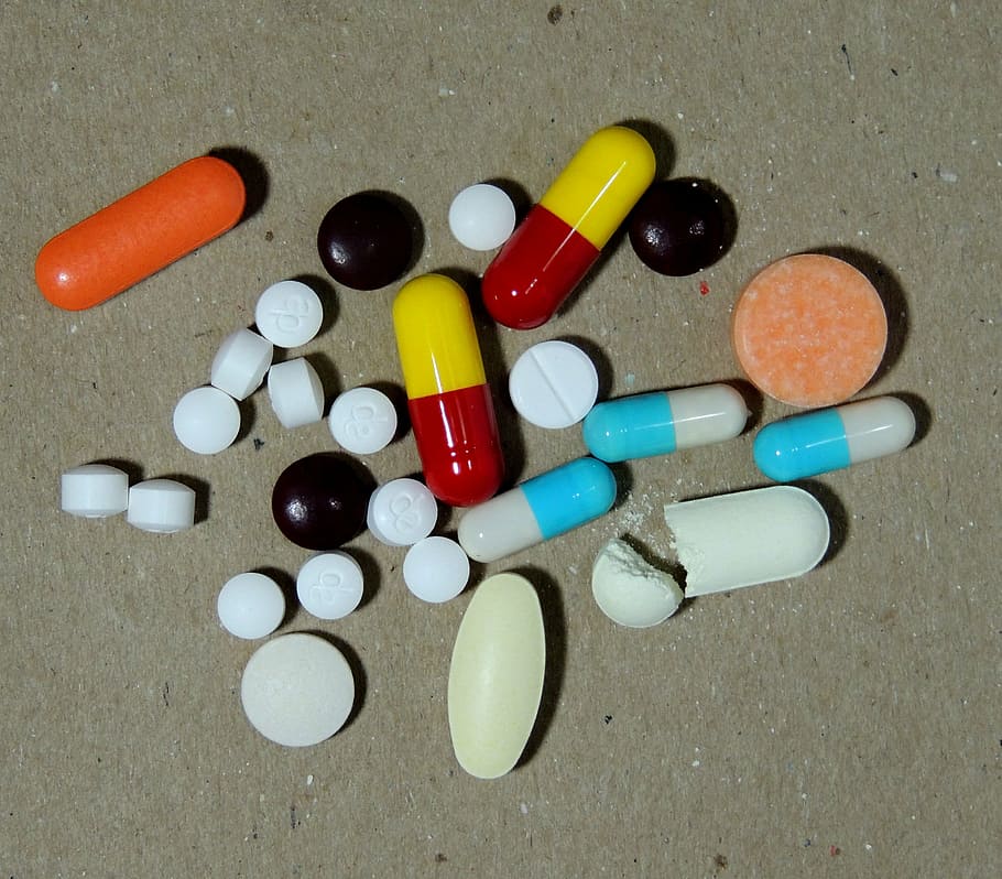 remedios, medicinas, tabletas, enfermedades, medicina, cuidado de la salud y medicina, píldora, dosis, vista de ángulo alto, multicolores