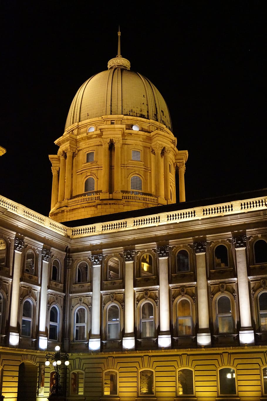 Budapest, Hungary, Buda Castle, Castle, Dome, dome, buildup, building, floodlight, at night, architecture