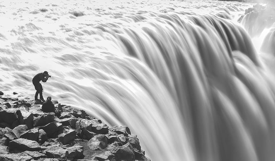 foto en escala de grises, hombre, hablando, acantilado, cascada, caídas, vistas, paisaje, europa y américa, islandia