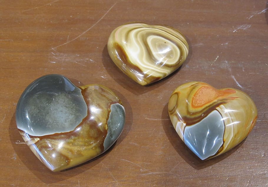 Tres corazones, piedras, rocas, pulido, amor, símbolo, romance, san valentín, artista, artesanía
