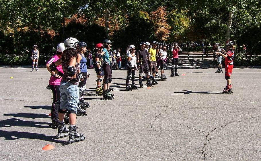 人々, 立っている, 身に着けている, インラインスケート, グレー, コンクリート, 表面, 公園, スケートボード, スケート